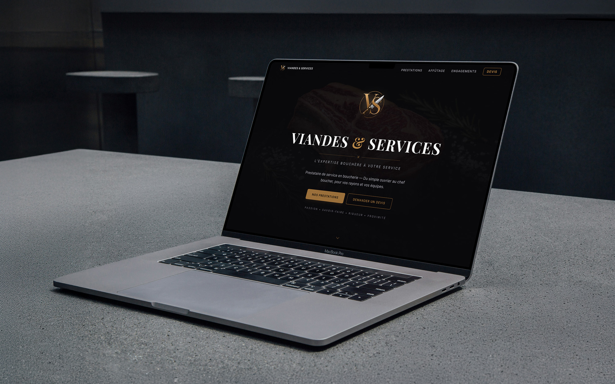 Mockup d'ordinateur portable MacBook Pro affichant la page d'accueil du site internet de Viandes et Services.