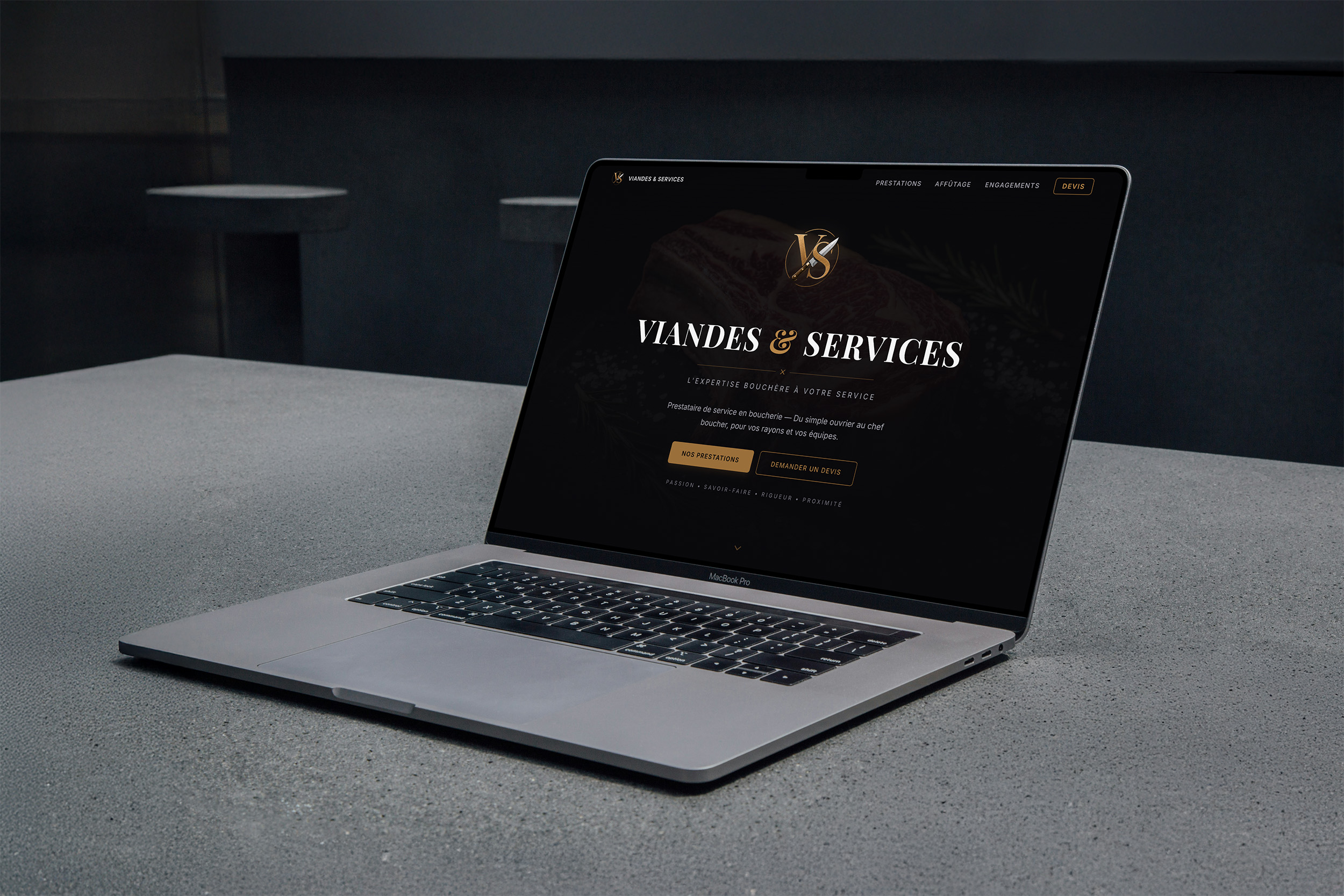 Mockup d'ordinateur portable MacBook Pro affichant la page d'accueil du site internet de Viandes et Services.