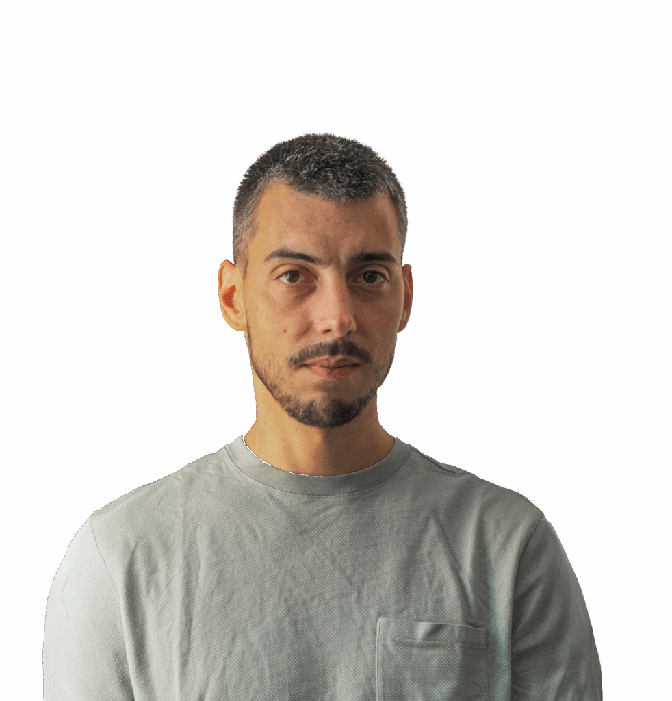 Portrait de Paul, designer et créatif indépendant chez PA Design, invitant les visiteurs à le contacter pour leurs projets de graphisme, web design et vidéo.